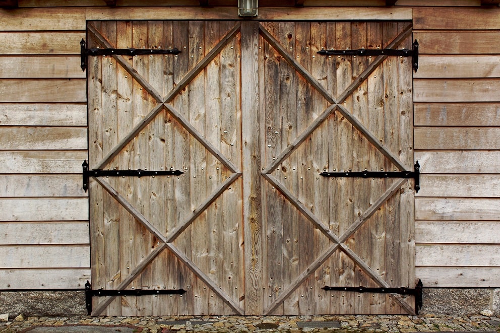 Stare drzwi do drewnianej stodoły odnowisz, stosując Impregnat Ochronno-Dekoracyjny Ogrodowy VIDARON. 