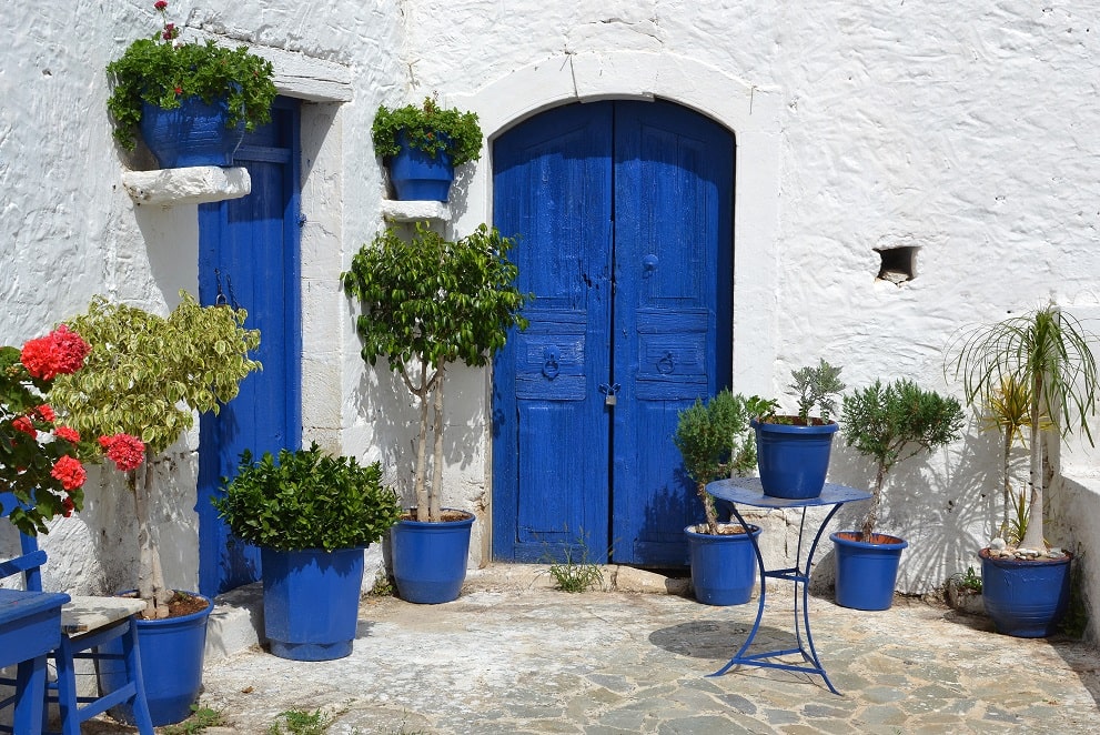 Typowe dla greckiego tarasu i balkonu kolory to niebieski i biały. 