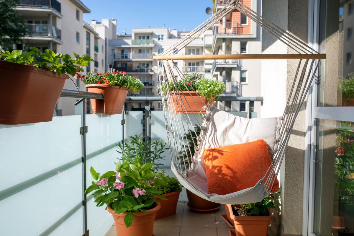 Wąski balkon w bloku inspiracje.