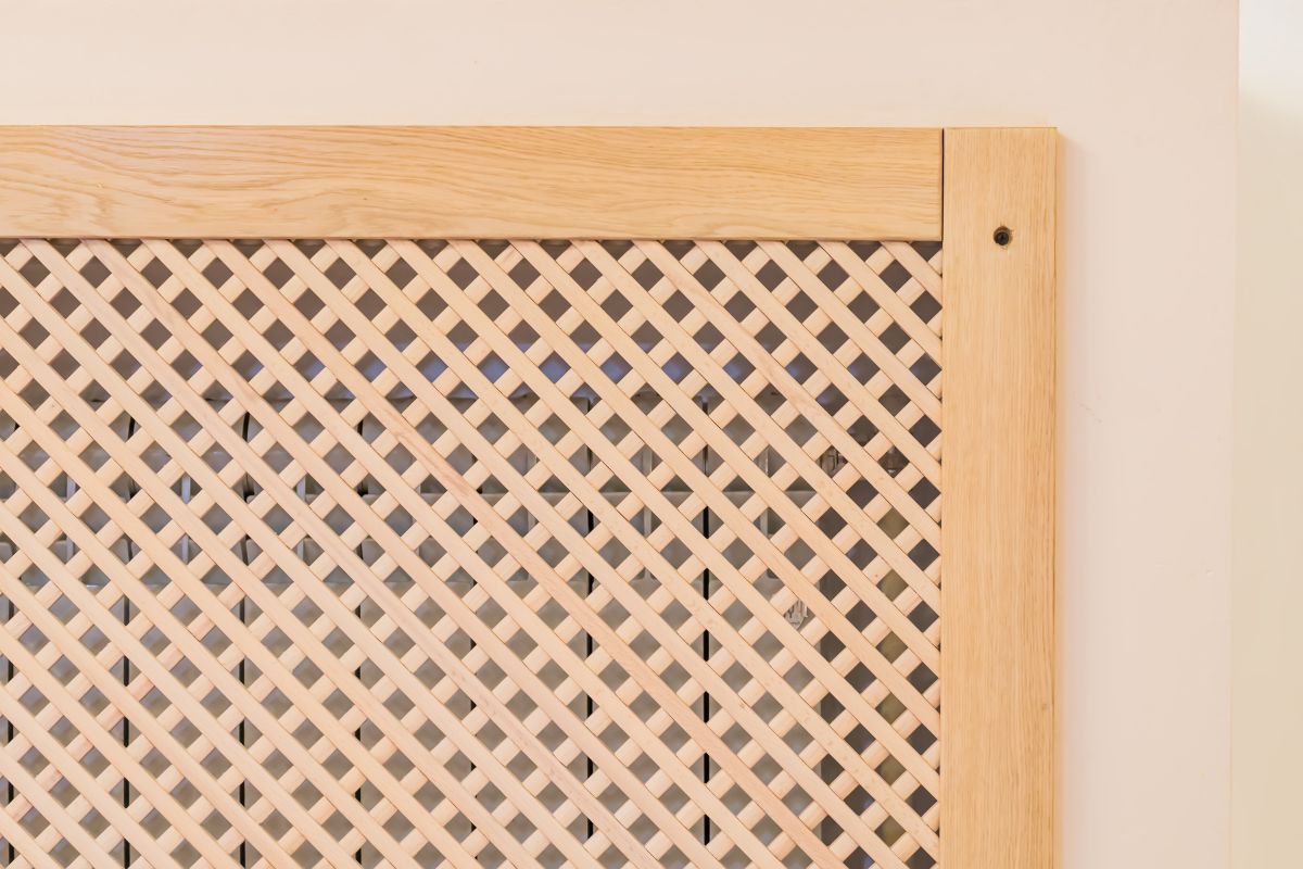 Drewniana zabudowa grzejnika DIY to sposób, aby pokój prezentował się ładniej, a jednocześnie by było w nim ciepło. Do zabezpieczenia drewna użyj środków VIDARON, np. Impregnatu Ochronno-Dekoracyjnego Powłokotwórczego VIDARON. 