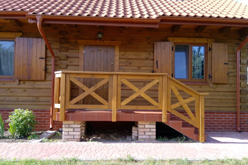 drewniany-taras-w-stylu-rustykalnym