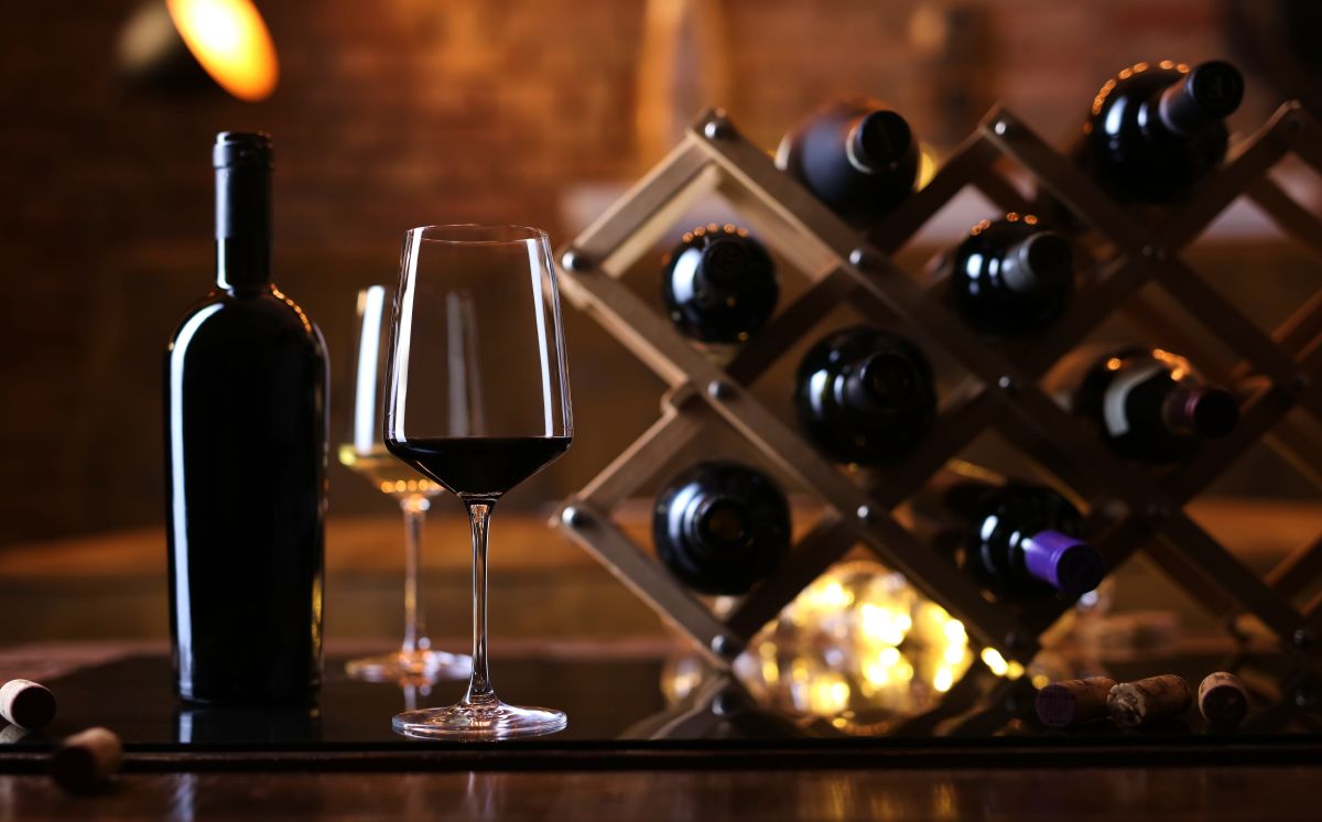 Drewniany stojak na wino DIY.