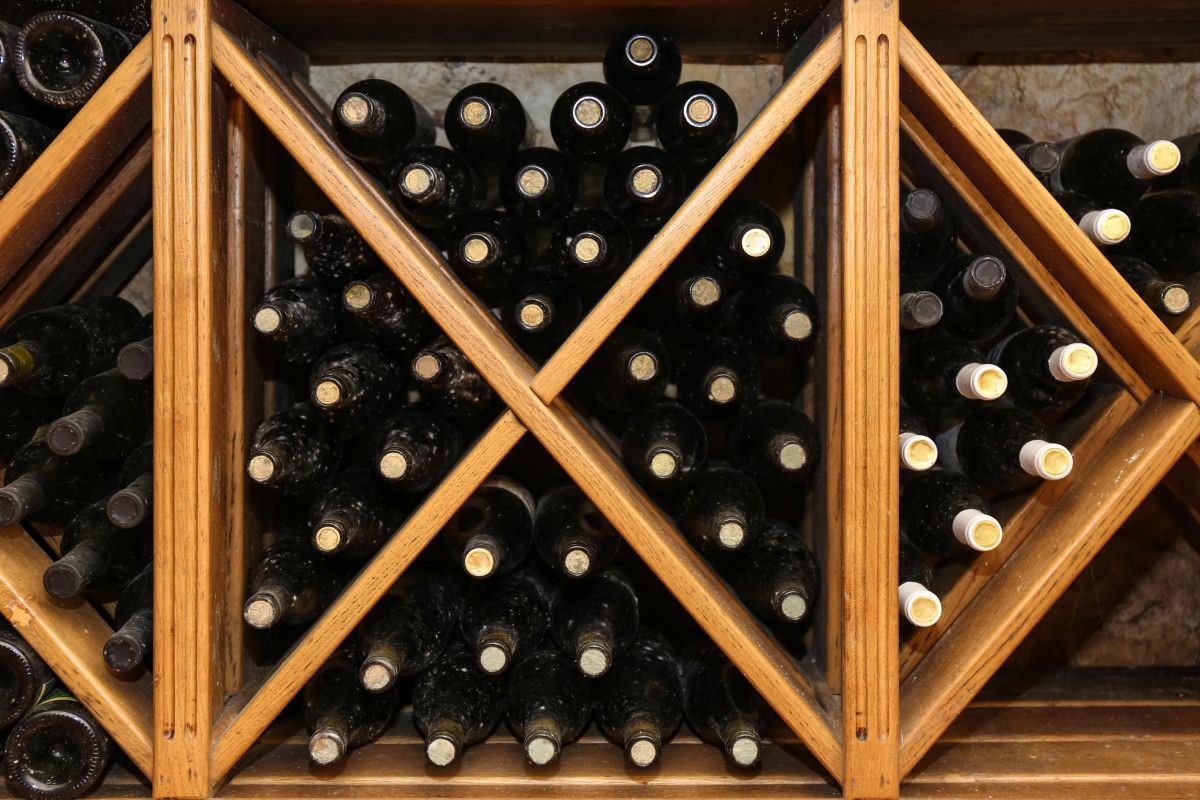 Drewniany stojak na wino DIY.