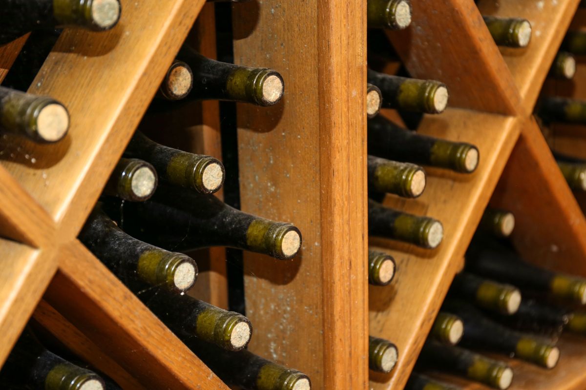 Drewniane regały i szafy na wino.