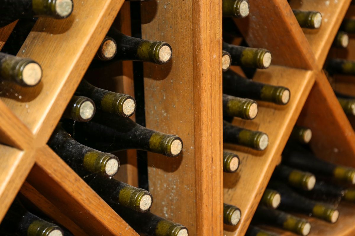 Drewnianych regałów i szaf na wino używa się także w profesjonalnych winiarniach i piwniczkach. 