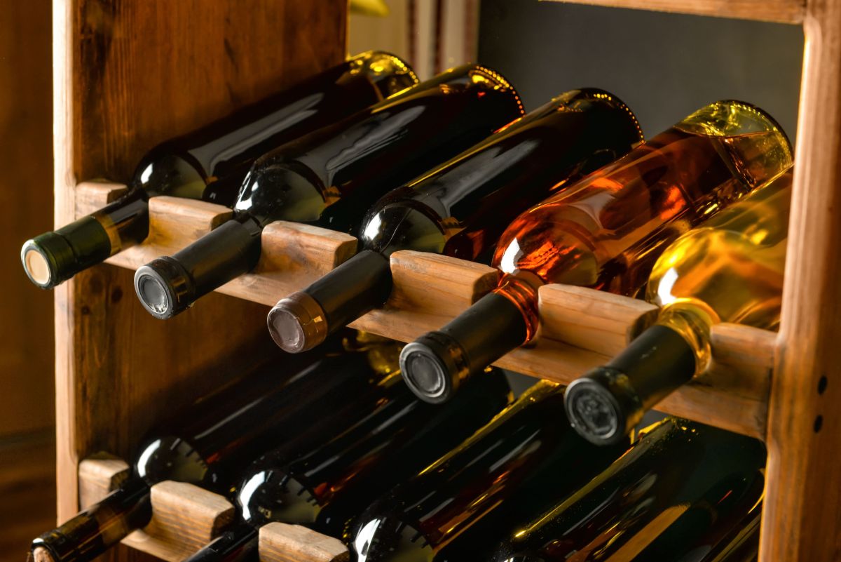 Drewniany regał stojak na wino.