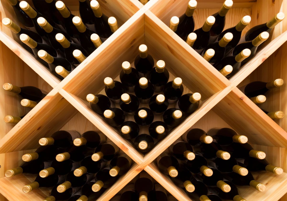 Prosty sposób na przechowywanie butelek – drewniany stojak na wino DIY. 