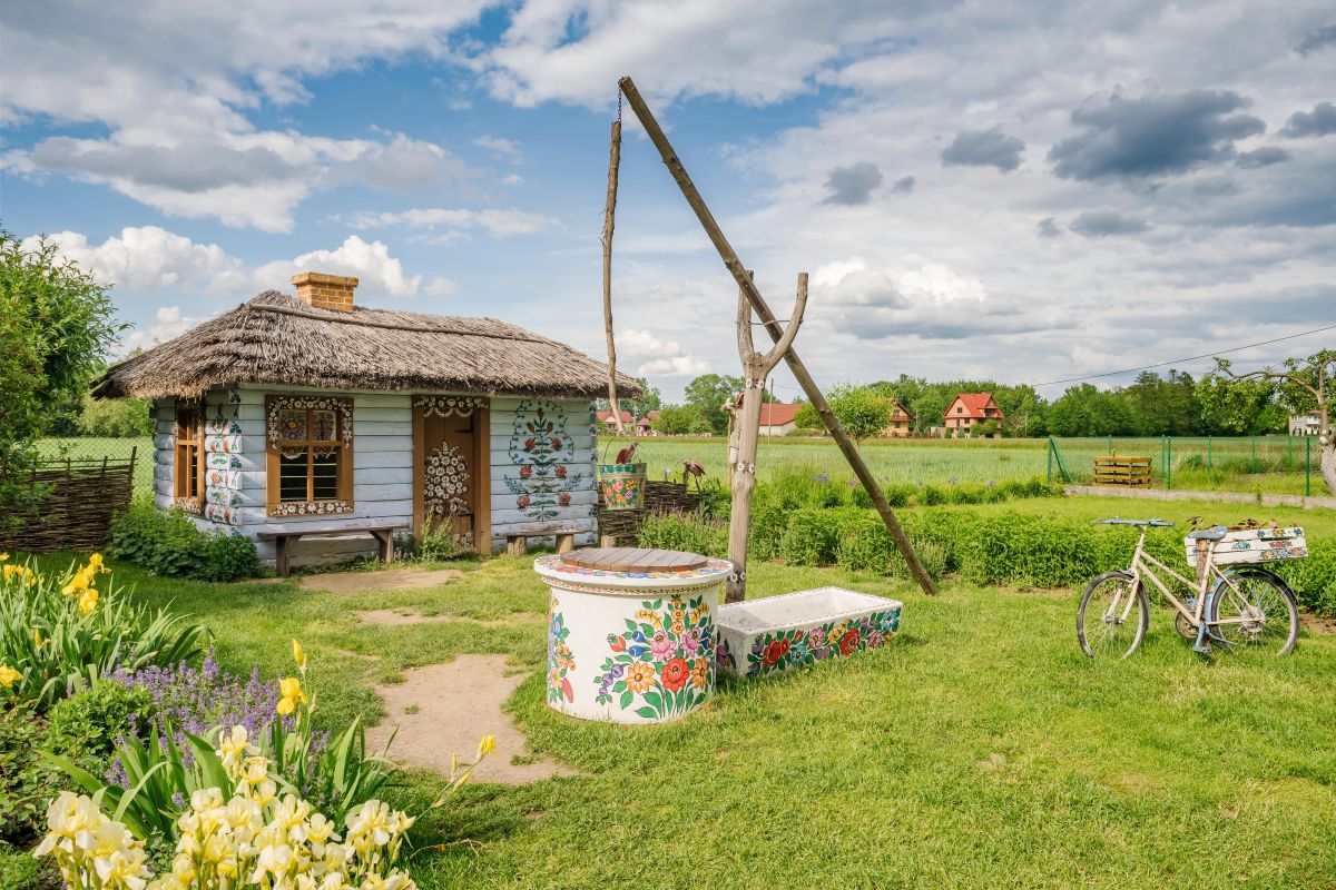 Ręcznie malowana studnia z kwiatami.