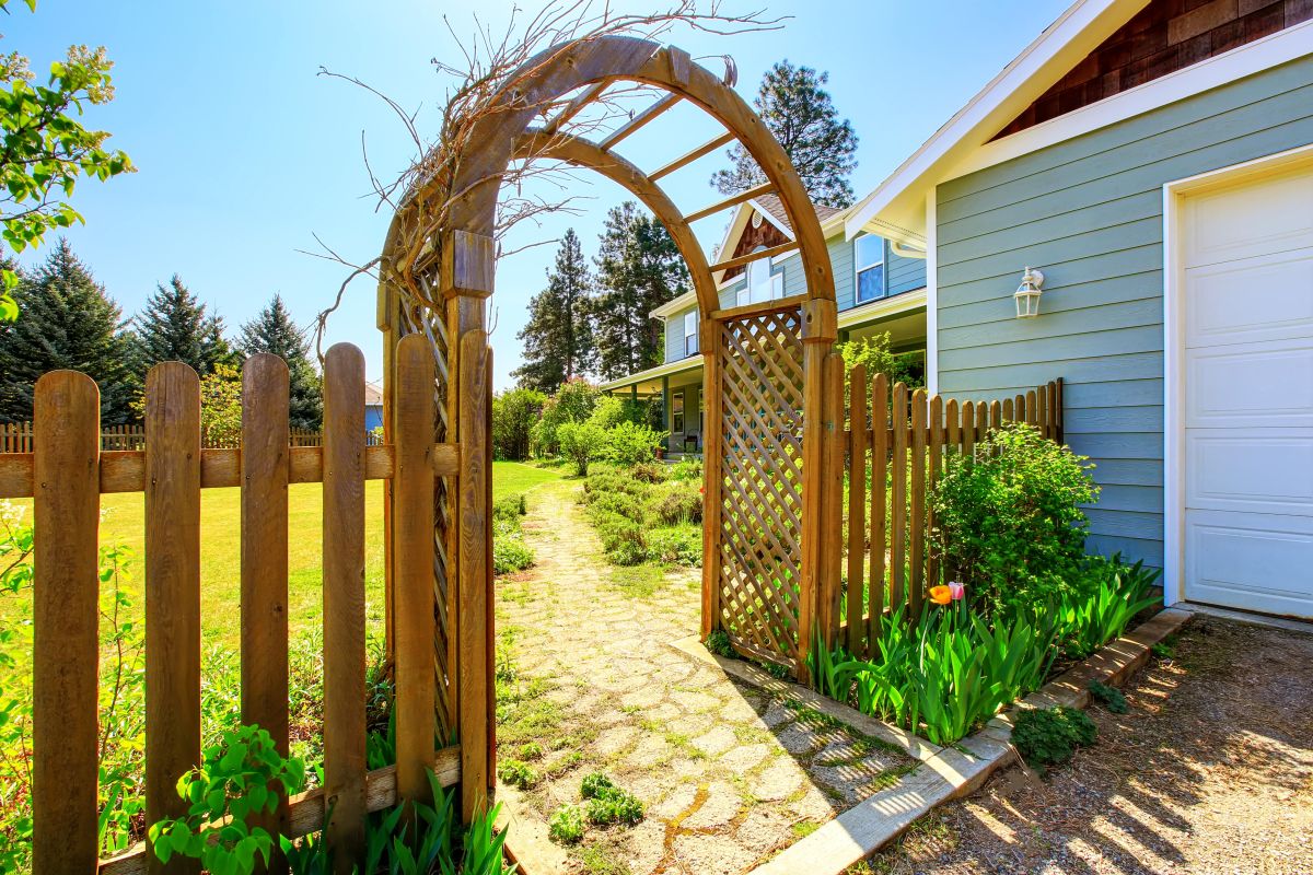 Pergola w formie łuku.