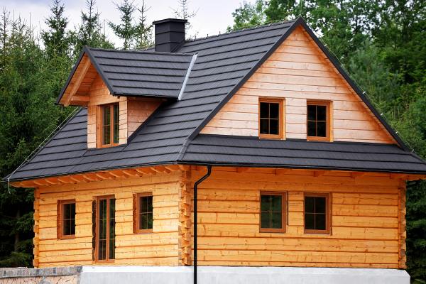 Drewniany dom z szarą dachówką