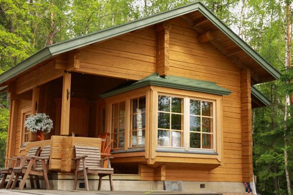 Drewniany domek z elewacją w kolorze Teak Naturalny