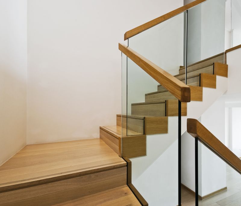 Drewniane schody ze szklaną balustradą