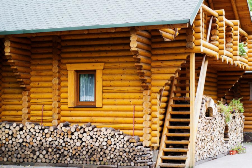 Drewniany dom w kolorze Sosna Złocista 