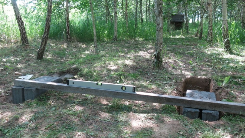 Fundament pod ławkę z drewnianych bali 