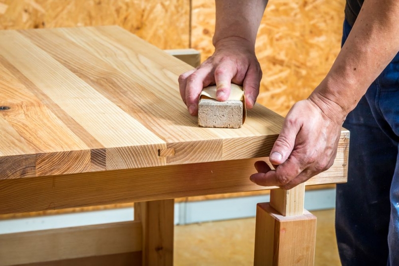 Szlifowanie drewnianego stołu