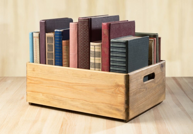 Książki w drewnianej skrzynce