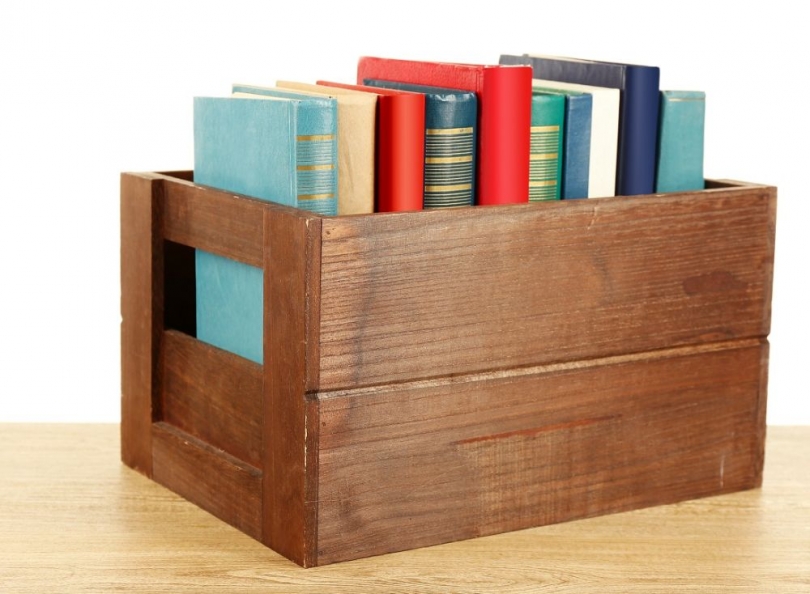Drewniana skrzynka na książki