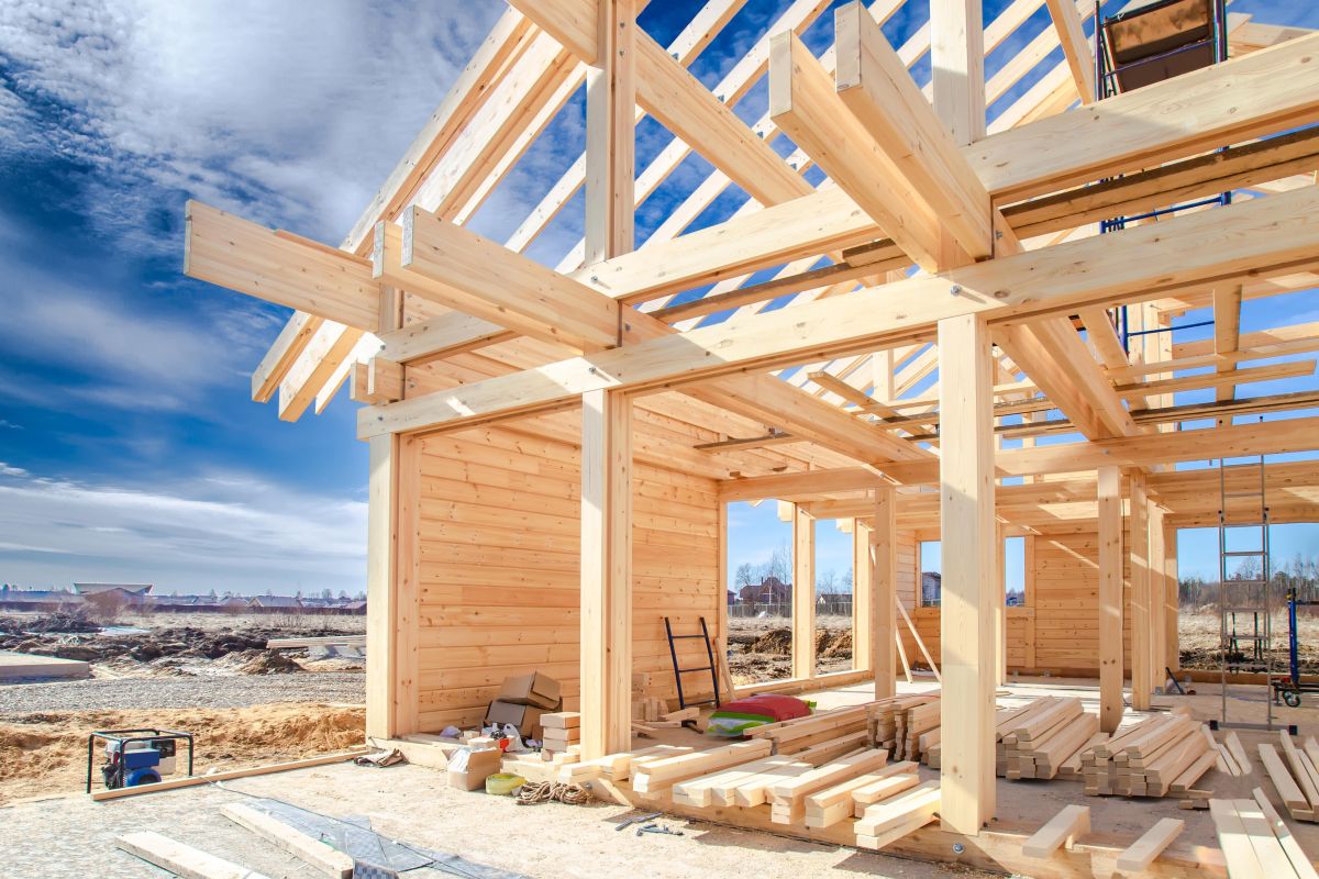 Drewno do budowy domu musi spełniać surowe parametry związane m.in. ze stopniem wilgotności. 