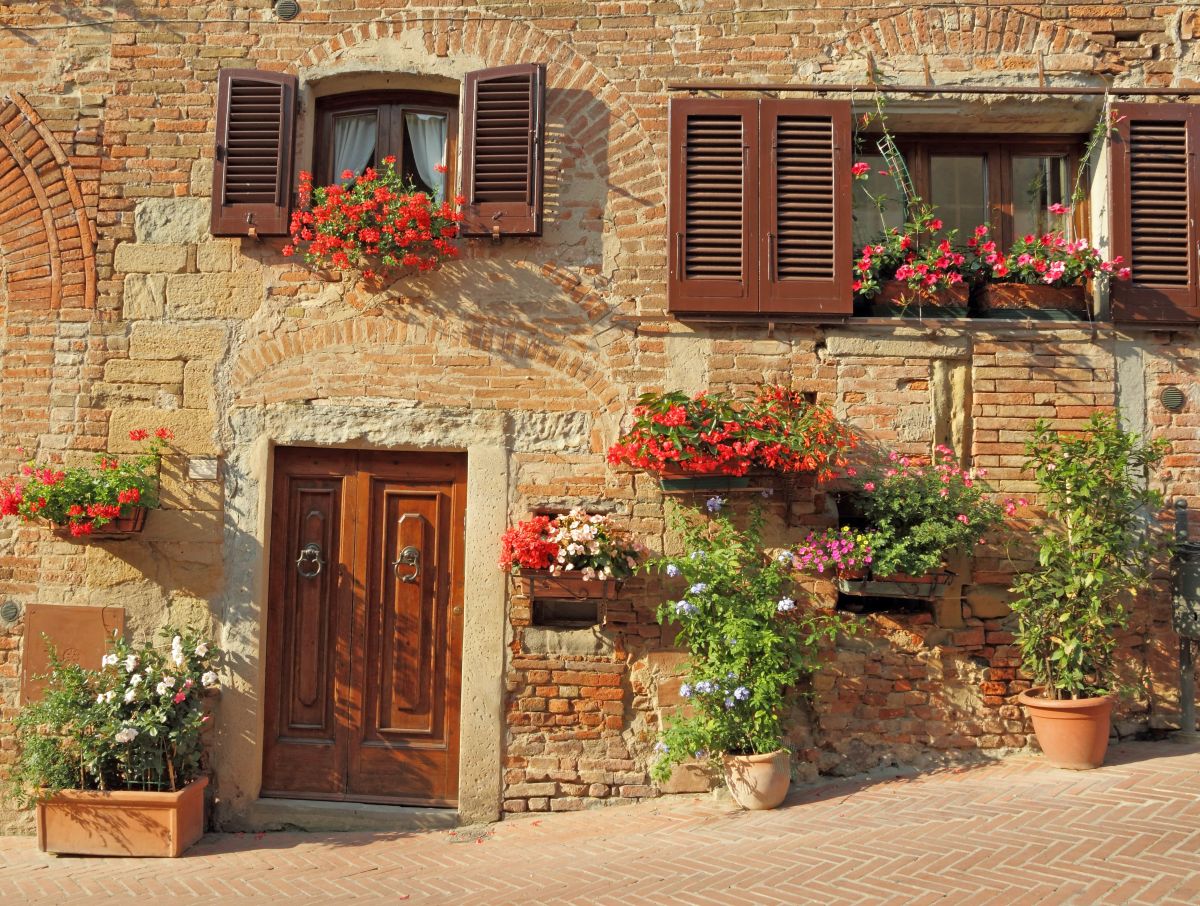 Drewniane okiennice i terakotowe donice – te elementy włoskiego stylu możesz przenieść na swój wymarzony taras.