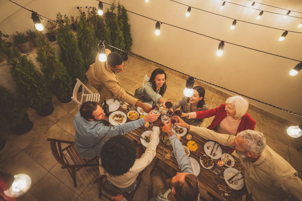 Taras w stylu włoskim to miejsce spotkań w gronie rodziny i przyjaciół. Nie może więc tu zabraknąć drewnianego stołu i wygodnych krzeseł.